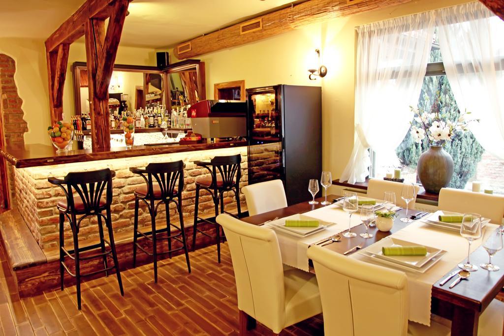 Barock Restaurant & Pension Topolcany Exterior foto